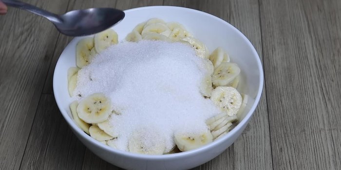 Ướp chuối với 100g đường và một chút muối trong khoảng 10 phút. (120.159)