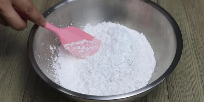 Trộn đều 200g bột năng, 100g bột gạo, vani và 400ml nước hơi nóng (nước đã đun sôi rồi để nguội bớt khoảng 10 phút). (171.599)