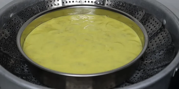 Hấp bánh với lửa vừa trong 30 phút. Thỉnh thoảng mở nắp để xả hơi. (334.56)