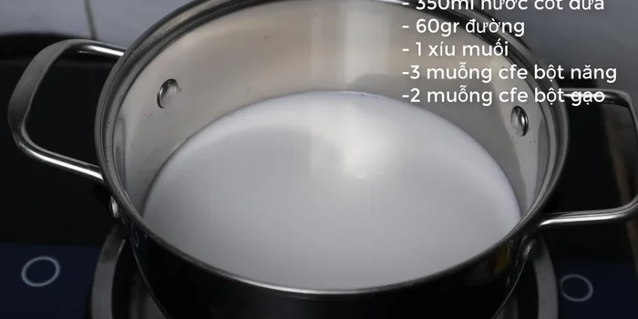Làm nước cốt dừa: Nấu 350ml nước cốt dừa (từ 300g dừa tươi), 60g đường, một ít muối, 3 muỗng cà phê bột năng và 2 muỗng cà phê bột gạo với lửa nhỏ đến khi bột chín. (348.72)