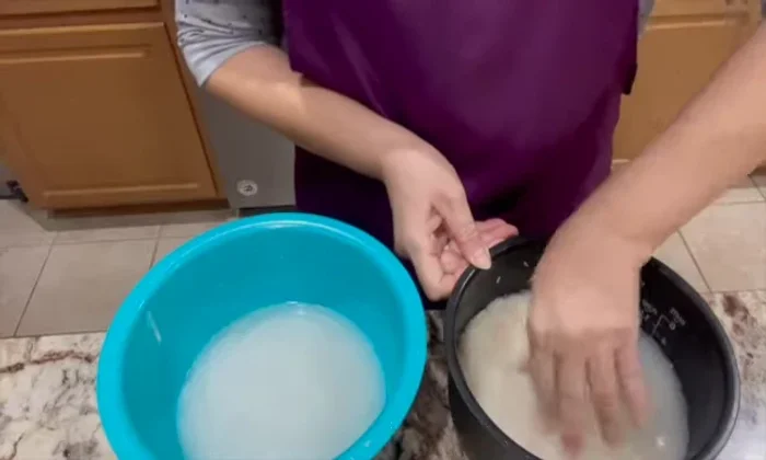 Ngâm cá khô trong nước vo gạo từ 30 phút đến 1 tiếng để giảm độ mặn và tanh. [213.439]