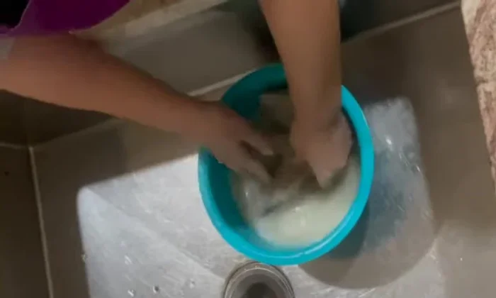 Rửa sạch cá khô, cạo nhớt kỹ lưỡng. [240.84]