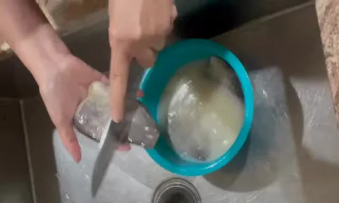 Rửa lại cá khô nhiều lần cho thật sạch. [343]