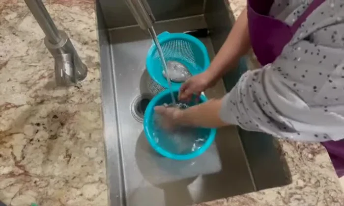 Trộn cá khô với bột mì/bắp để khử mùi tanh, ngâm khoảng 30 phút. [379.319]