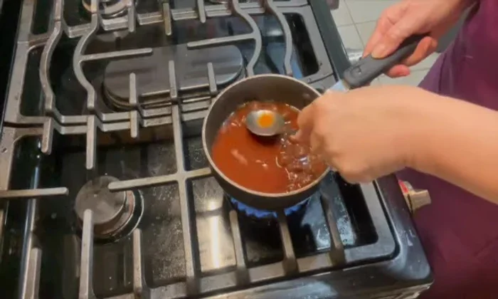 Làm mắm me: Xay nhuyễn me, nấu với đường và nước mắm theo tỉ lệ 1:2:1 (hoặc điều chỉnh theo khẩu vị). Để nguội rồi cho tỏi, ớt vào. [53.039]