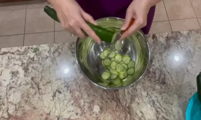 Bào dưa leo, chuẩn bị rau thơm. [615.6]