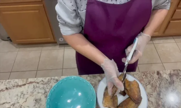 Lấy xương cá ra nếu muốn (xương đuôi mềm, ăn được). [633.399]