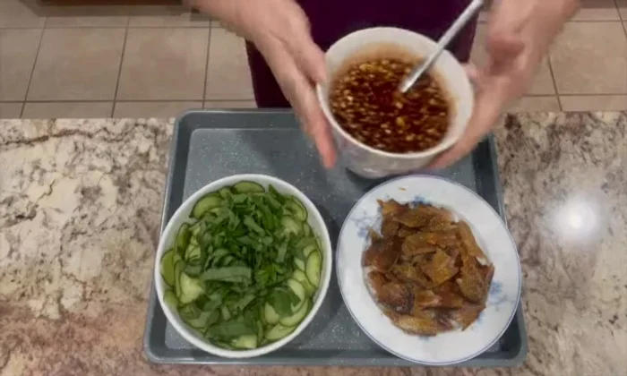 Trộn dưa leo với một phần mắm me. [843.8]