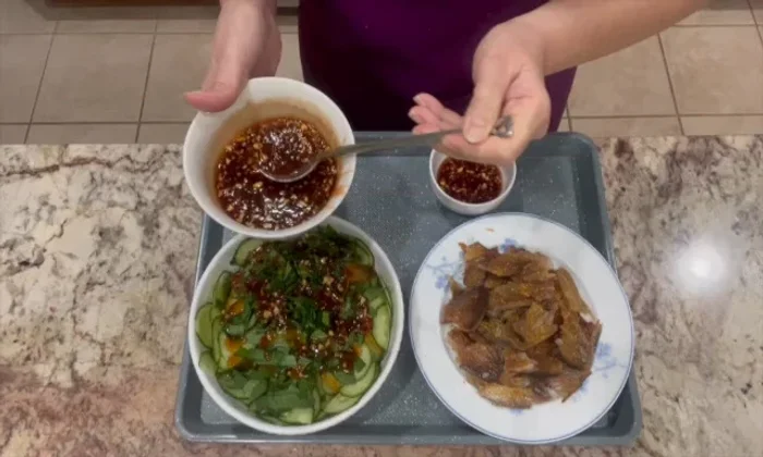 Dọn cá khô ra đĩa, ăn kèm với gỏi dưa leo và mắm me. [869.279]