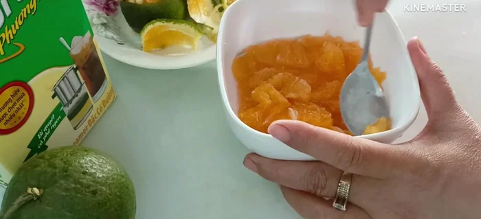 Dùng muỗng tán nhẹ tép cam để nước cam tiết ra.