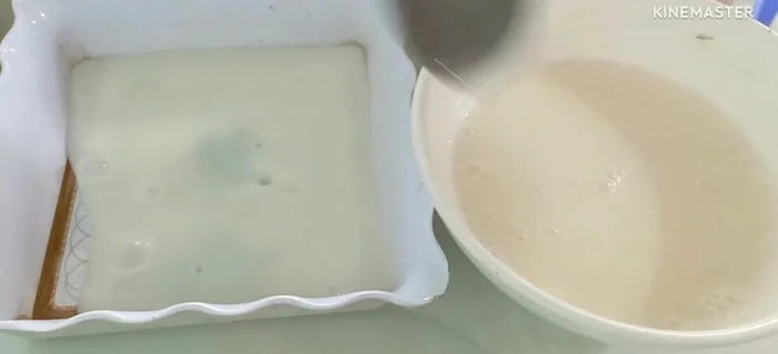 Đổ lần lượt từng lớp rau câu vào khuôn: lớp sữa, lớp cam, lớp sữa.
