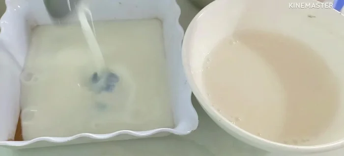 Chia rau câu thành 3 phần: 1 phần trộn với sữa, 1 phần để riêng, 1 phần trộn với tép cam.