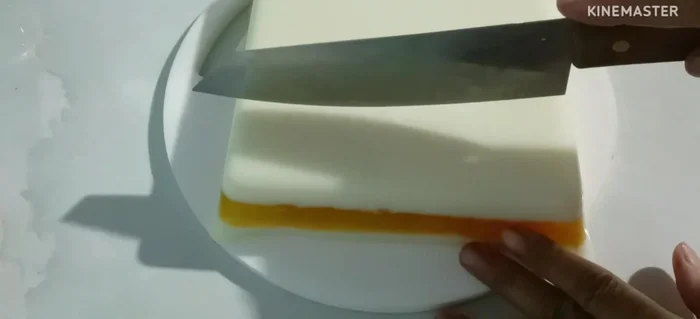 Để rau câu nguội rồi cho vào tủ lạnh cho đông cứng.