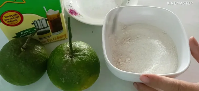 Trộn đều đường, rau câu dẻo (1 gói) và rau câu giòn (1 muỗng cà phê) để tránh vón cục khi nấu.