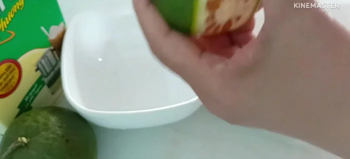 Gọt vỏ cam, tách lấy tép cam, bỏ hạt.