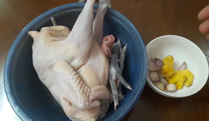 Băm nhỏ gừng và hành tím. Gừng chia làm 2 phần: một nửa dùng để ướp gà, nửa còn lại dùng để phi thơm.