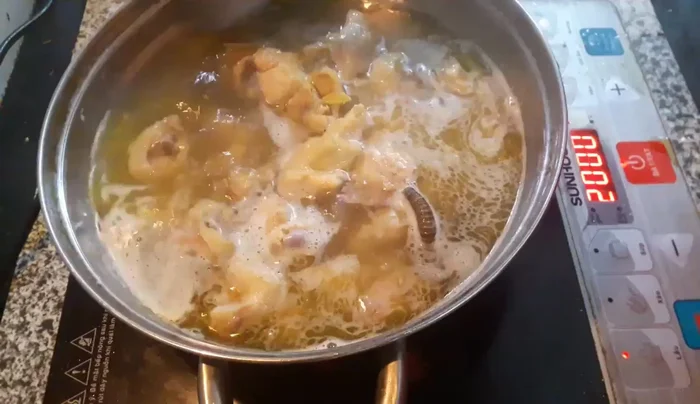 Hớt bọt: Hớt bỏ bọt trên mặt nước canh để nước canh trong hơn.