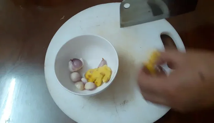 Chặt gà thành miếng vừa ăn.
