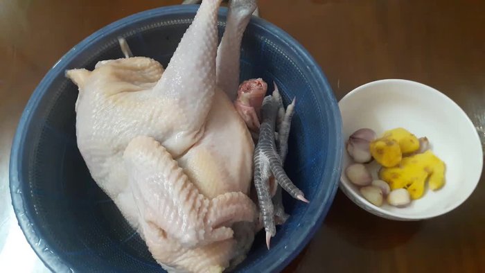 Làm sạch gà: Sát gà với muối và gừng (hoặc rượu) để khử mùi tanh, sau đó rửa sạch với nước lạnh và để ráo.