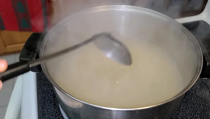 Chuẩn bị nước dùng: Nấu nước dùng xương gà hoặc heo, nêm nếm vừa ăn.