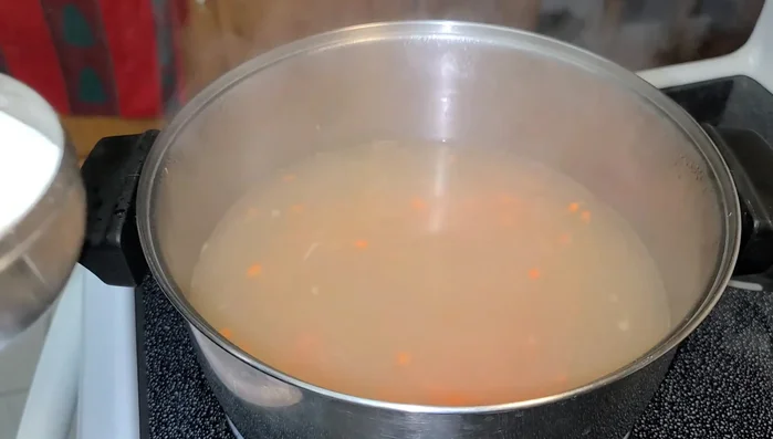 Cho cà rốt, đường, muối vào nước dùng.