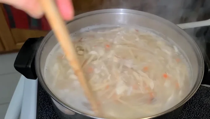 Đun sôi, cho hỗn hợp bột năng và nước vào khuấy đều cho đến khi sánh lại.