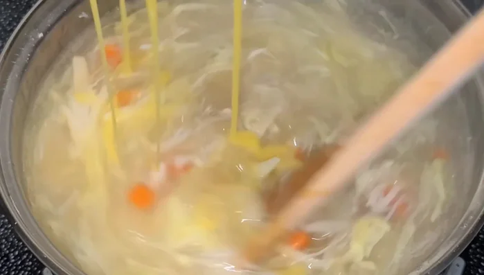Cho trứng cút vào, khuấy nhẹ nhàng theo một chiều.