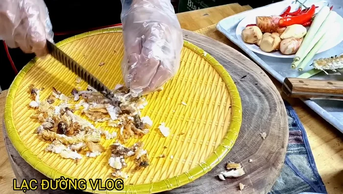 Gỡ thịt cá khỏi xương đã chiên.