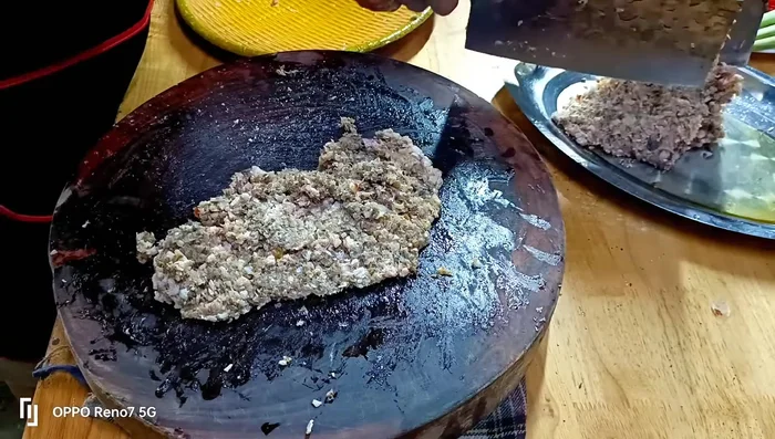 Trộn thịt ba chỉ và thịt cá.