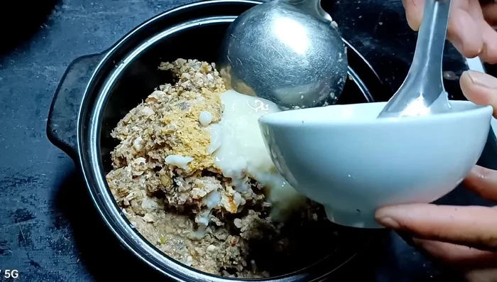 Làm nước chấm: Trộn mẻ, nước mắm, đường, bột ngọt, ớt, mắm tôm, tiêu.