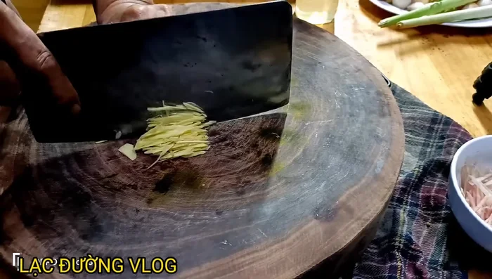 Chuẩn bị gia vị: Riềng, gừng thái sợi, ngâm giấm 10 phút; hành khô, tỏi thái lát; lá chanh thái sợi.