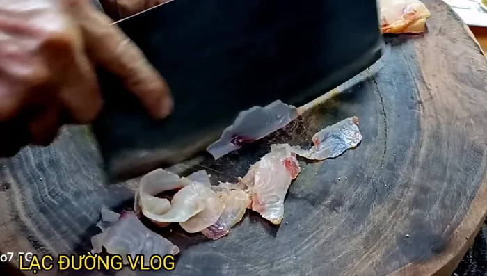 Thái mỏng thịt cá.