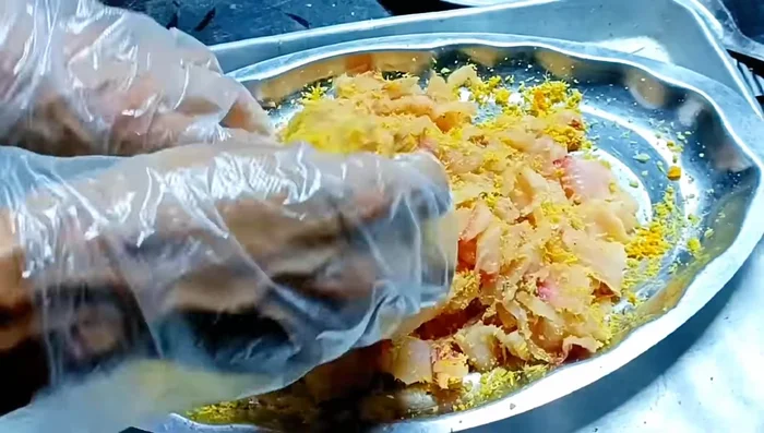 Trộn thịt cá với riềng, gừng, hành, tỏi, ớt, lá chanh và nước chấm.