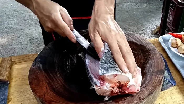 Lọc cá: Cắt bỏ đầu, lọc lấy phi lê, loại bỏ xương.