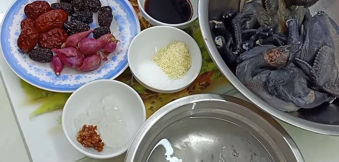 Ướp gà với hỗn hợp trên cùng táo đỏ, mái tóc đen, củ hành tím (sau khi nướng) và củ nén (phi thơm).