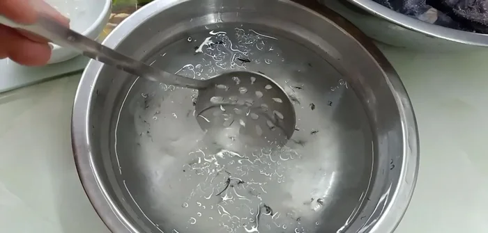 Ngâm tổ yến và dùng nhíp, gỗ dài để nhặt sạch lông.