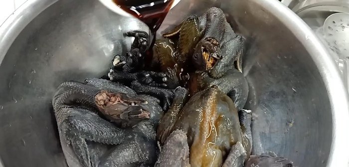 Cho gà vào nồi, thêm 3 muỗng nước tương, 1 muỗng cà phê bột ngọt, 1 muỗng cà phê hạt nêm, củ nén phi thơm, ước sơ qua 3 phút.