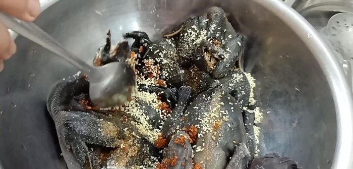 Thêm nước dừa, nước lọc nếu cần, đun sôi rồi hầm gà.