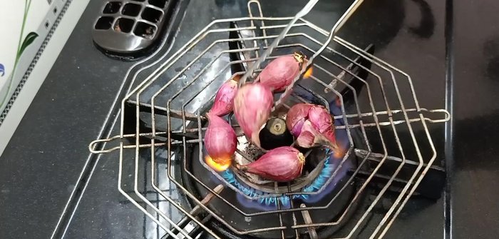 Thêm củ hành tím nướng vào nồi khi hầm gà.