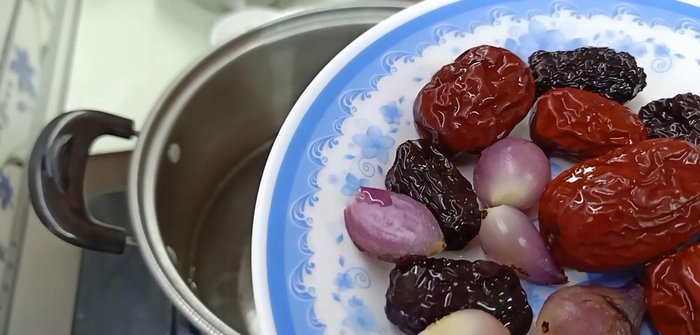 Thêm đường phèn, táo đỏ, mái tóc đen vào nồi.