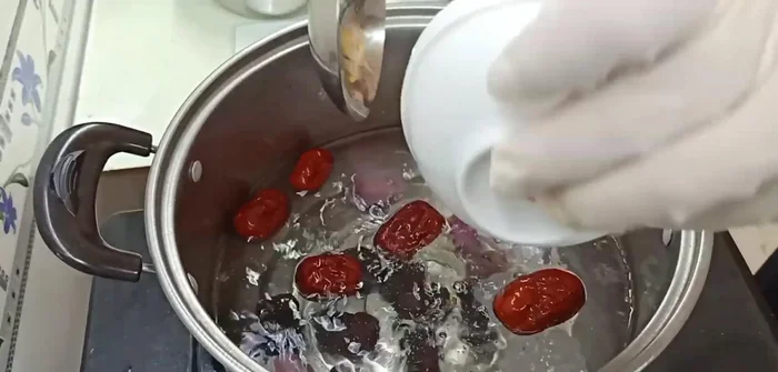 Đun sôi nồi nước dùng, thêm gà, ước thêm 5 phút, cho tổ yến vào.