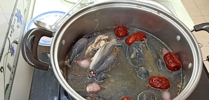 Hầm nhỏ lửa cho đến khi gà mềm.