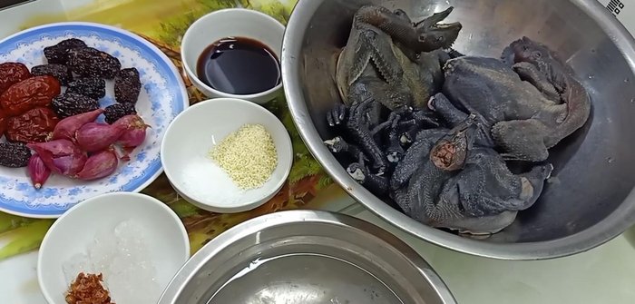Rửa sạch gà ác, trà muối và trụng qua nước sôi.
