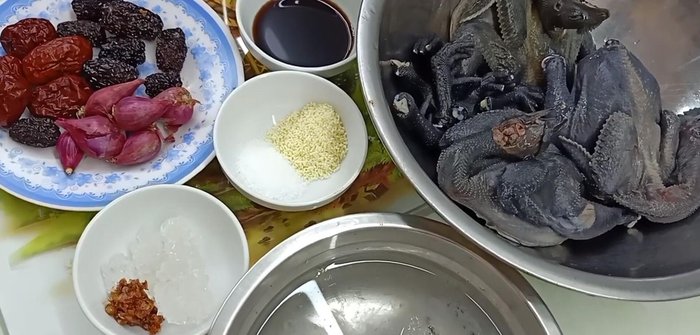 Chuẩn bị hỗn hợp ướp gà: 3 muỗng nước tương, 1 muỗng cà phê hạt nêm, 1 muỗng cà phê bột ngọt, 2 muỗng canh đường phèn.