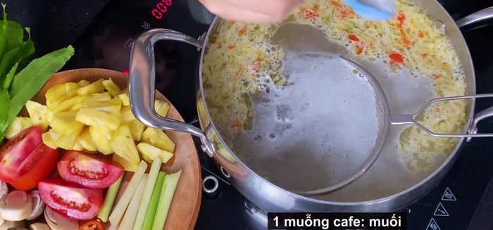 Thêm me (50g), hạt nêm, muối, đường vào nồi nước dùng đang sôi. Nêm nếm cho vừa khẩu vị.