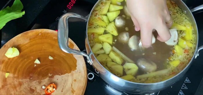 Cho nấm rơm vào.