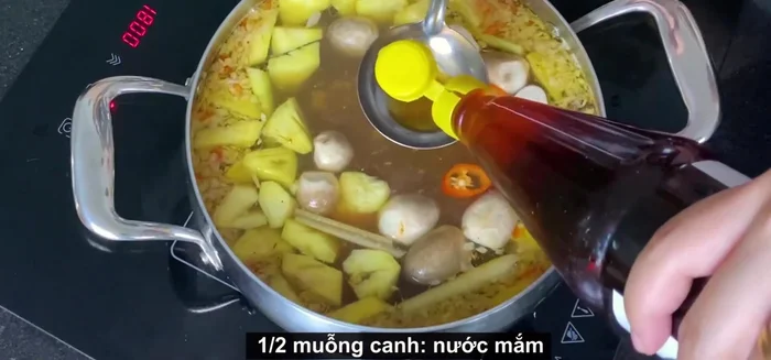 Nêm nếm lại nước dùng, thêm 1/2 muỗng canh nước mắm cho dậy mùi thơm. Nước dùng đạt chuẩn phải đậm đà, chua thanh, ngọt vừa.