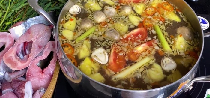 Trước khi ăn, cho ngò gai và hành phi lên trên.