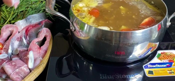 Cho cá, hải sản, rau vào nồi lẩu và nhúng chín.