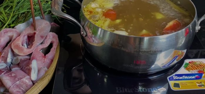 Sơ chế sạch sẽ tất cả nguyên liệu. Cá, mực, nghêu, tôm… được làm sạch, rau củ được rửa sạch.